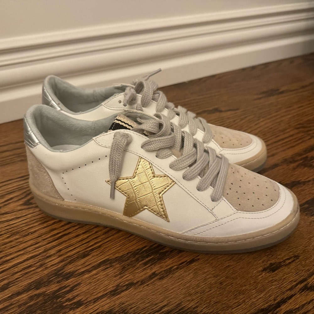 New, never worn Shushop size 7 fashion sneaker